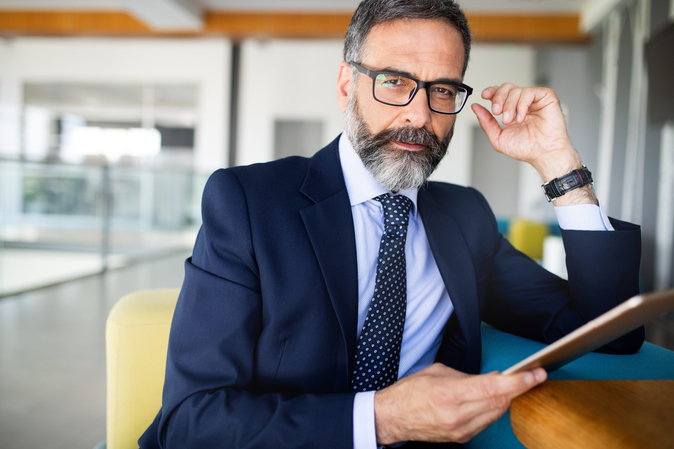 Accueil confident senior businessman leader working in office