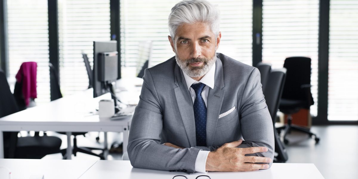 Accueil mature businessman in gray suit in the office.